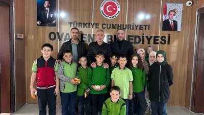 Ovakent Belediye Başkanı Tuncay Erdoğan, İmam Hatip Ortaokulu öğrencilerini ağırlayarak