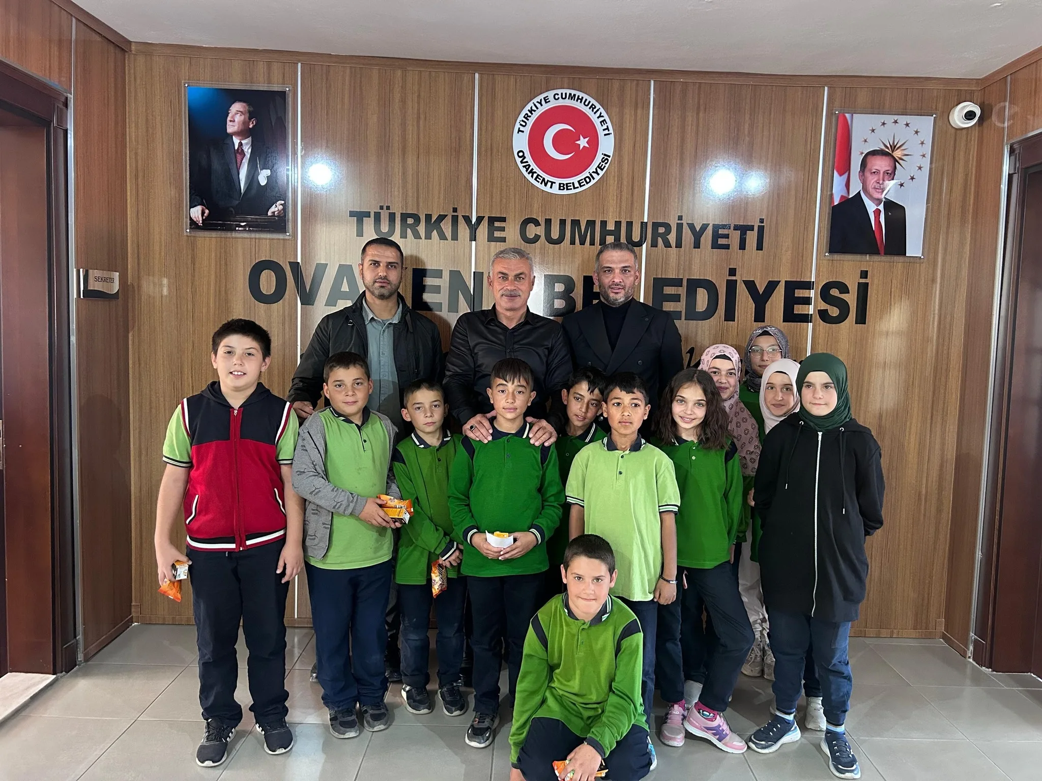 Ovakent Belediye Başkanı Tuncay Erdoğan, İmam Hatip Ortaokulu öğrencilerini ağırlayarak