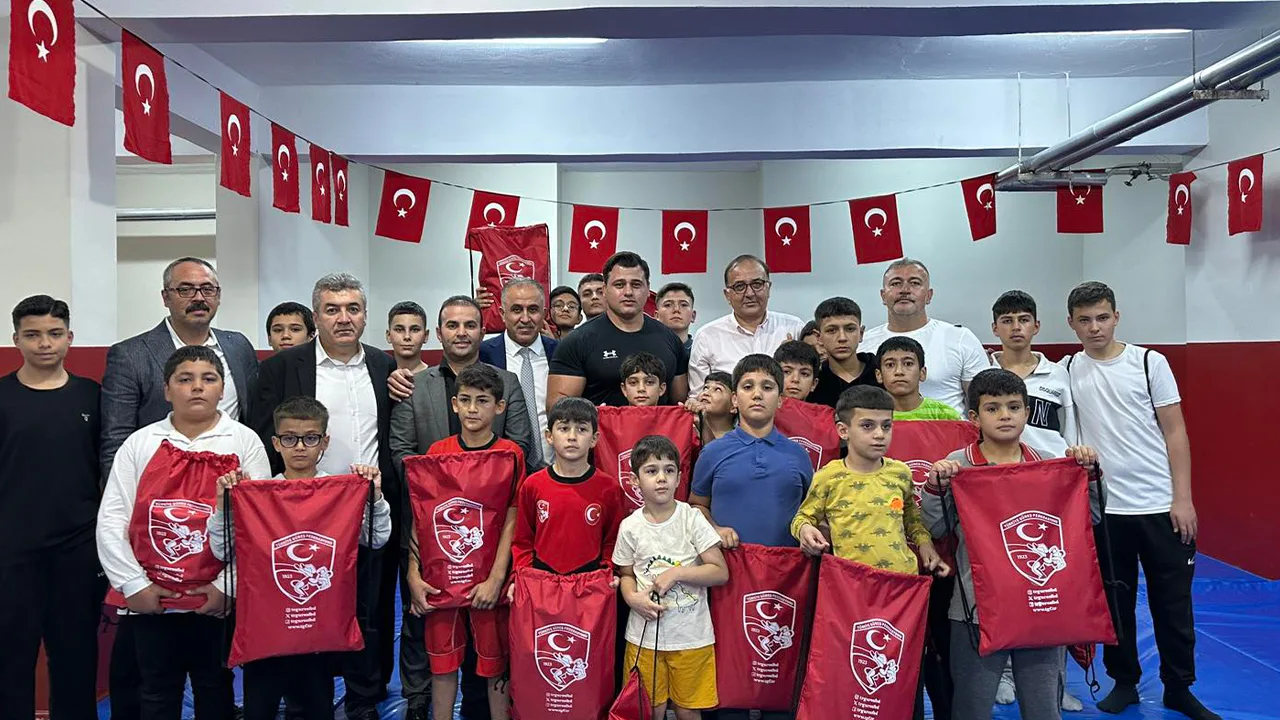 Avrupa ve Dünya Şampiyonu, Olimpiyat ikincisi milli güreşçi Rıza Kayaalp,