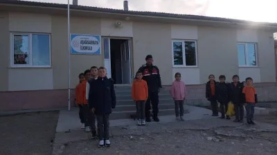 Boğazlıyan İlçe Jandarma Komutanlığı ekipleri, Aşağısarıkaya İlkokulu’nda güvenlik denetimi gerçekleştirdi.