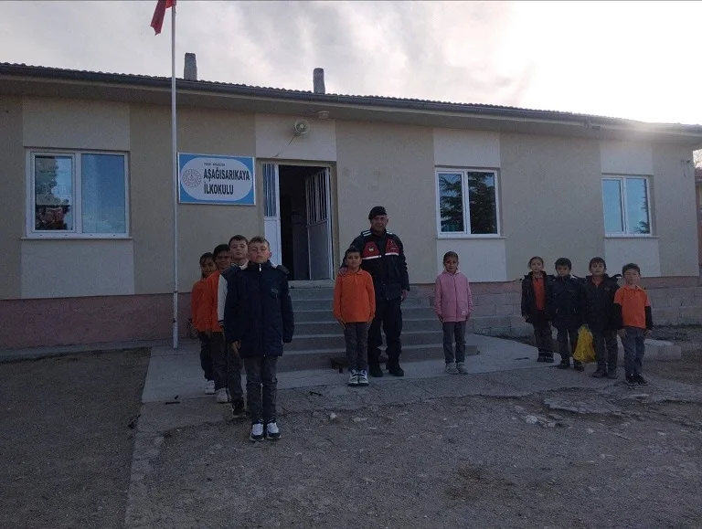 Boğazlıyan İlçe Jandarma Komutanlığı ekipleri, Aşağısarıkaya İlkokulu’nda güvenlik denetimi gerçekleştirdi.