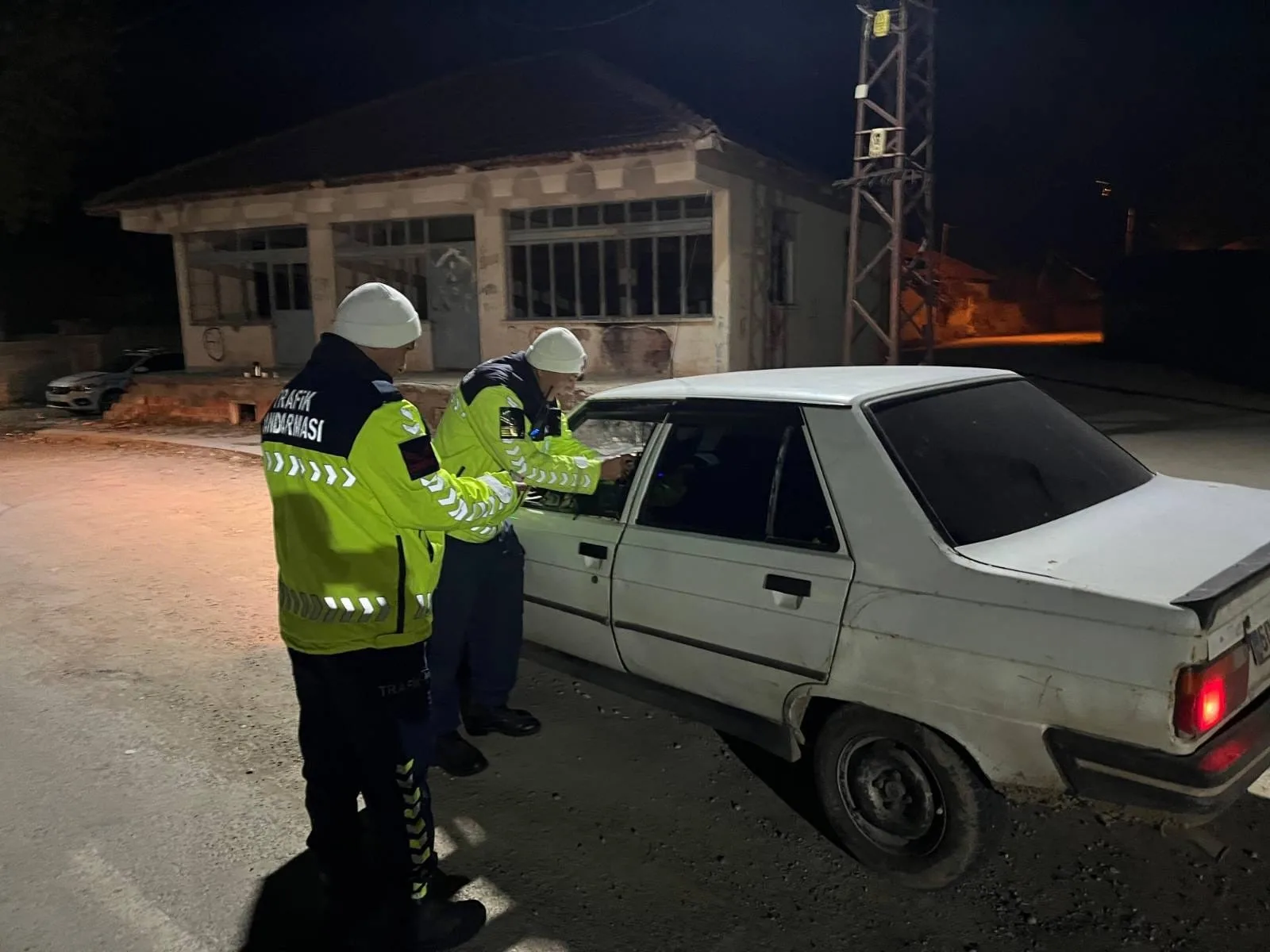 Yozgat genelinde yapılan jandarma trafik uygulamalarında alkollü, belgesiz ve muayenesiz