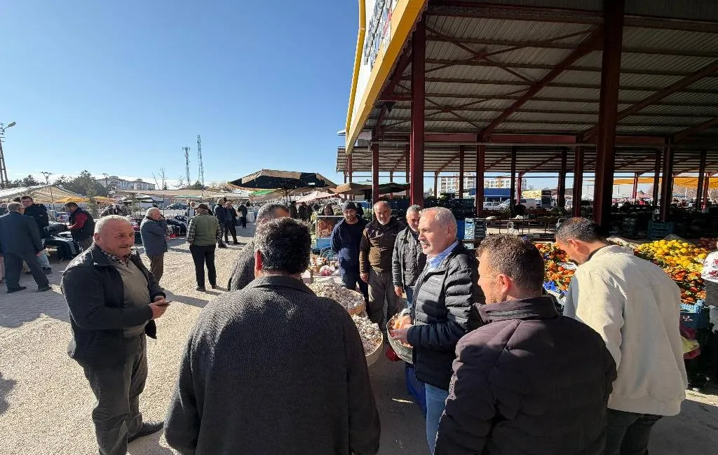 Boğazlıyan Belediye Başkanı Gökhan Coşar, ilçe pazarında esnaf ve vatandaşlarla