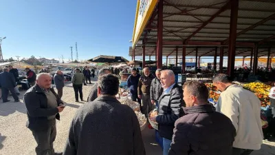 Boğazlıyan Belediye Başkanı Gökhan Coşar, ilçe pazarında esnaf ve vatandaşlarla