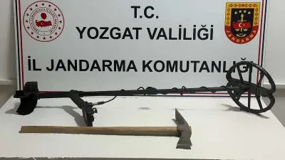 Yozgat’ın Çekerek ilçesinde jandarma ekipleri, dedektörle izinsiz kazı yapan bir