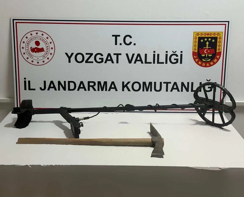 Yozgat’ın Çekerek ilçesinde jandarma ekipleri, dedektörle izinsiz kazı yapan bir