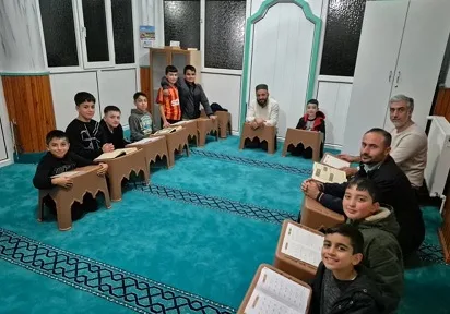 İmam Hatip Ferhat Ceylan, “Kur’an bilmeyen çocuk kalmasın” anlayışıyla çocuklarla