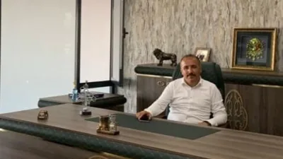 Sarpdağ, hayat felsefesini “Üç şeyini bozma; karakterini, kalbini, vicdanını” sözleriyle