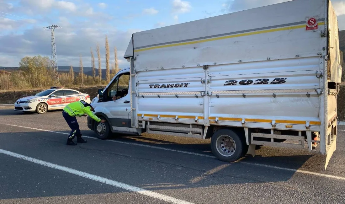 Akdağmadeni’nde Jandarma ekipleri yük ve yolcu taşıyan araçlarda kış lastiği
