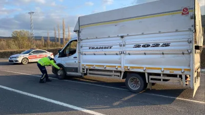 Akdağmadeni’nde Jandarma ekipleri yük ve yolcu taşıyan araçlarda kış lastiği