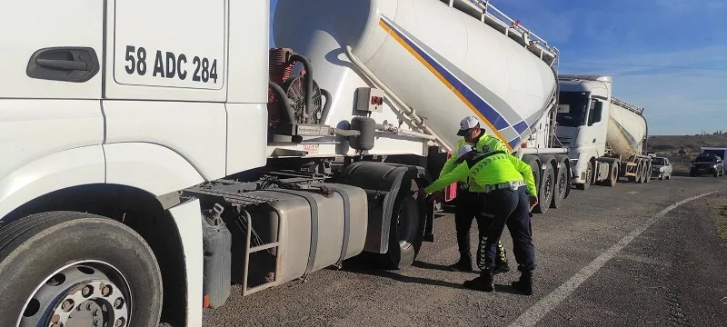 Şefaatli İlçe Jandarma Komutanlığı ekipleri, kış mevsimiyle birlikte yol kontrol