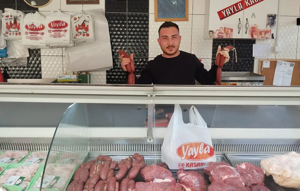 İşletme sahibi Hüseyin Tuncel, kaliteli ve doğal sucukları uygun fiyatla