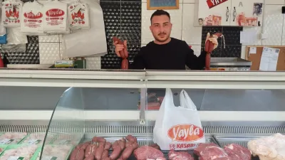 İşletme sahibi Hüseyin Tuncel, kaliteli ve doğal sucukları uygun fiyatla