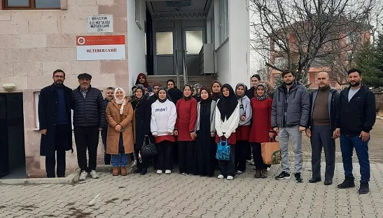 Boğazlıyan Kız Anadolu İmam Hatip Lisesi öğrencileri, sosyal medyada namaz