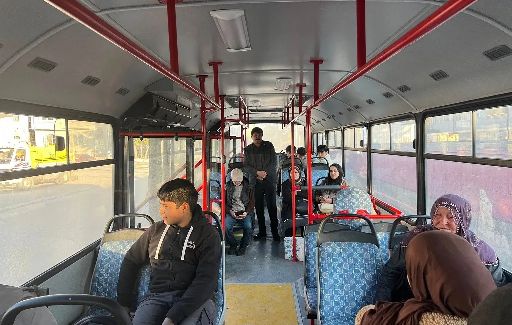 Sırçalı Belediye Başkanı Mustafa Parlak, halk otobüsüyle gerçekleştirdiği yolculukta vatandaş