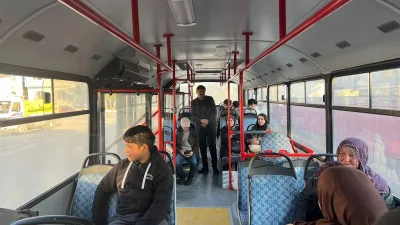 Sırçalı Belediye Başkanı Mustafa Parlak, halk otobüsüyle gerçekleştirdiği yolculukta vatandaş