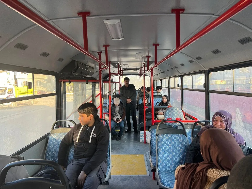 Sırçalı Belediye Başkanı Mustafa Parlak, halk otobüsüyle gerçekleştirdiği yolculukta vatandaş