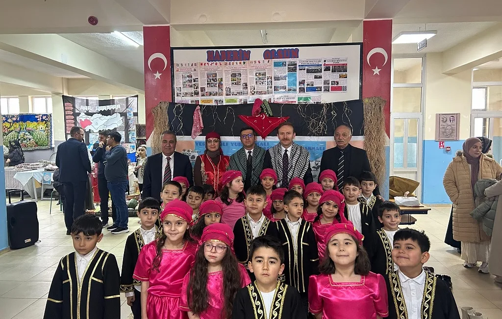 Borsa İstanbul Şükran Ana İlkokulu’nda gerçekleşen programda öğrenciler yöresel kıyafet