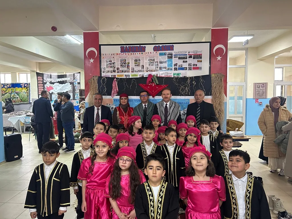 Borsa İstanbul Şükran Ana İlkokulu’nda gerçekleşen programda öğrenciler yöresel kıyafet