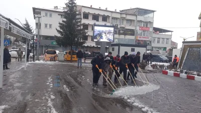 Dün gece başlayan kar yağışının ardından Boğazlıyan Belediyesi ekipleri ilçe