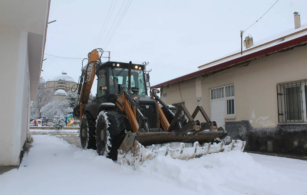 Belediye Başkanı Gökhan Coşar, tüm ekip ve ekipmanlarla sahada olduklarını