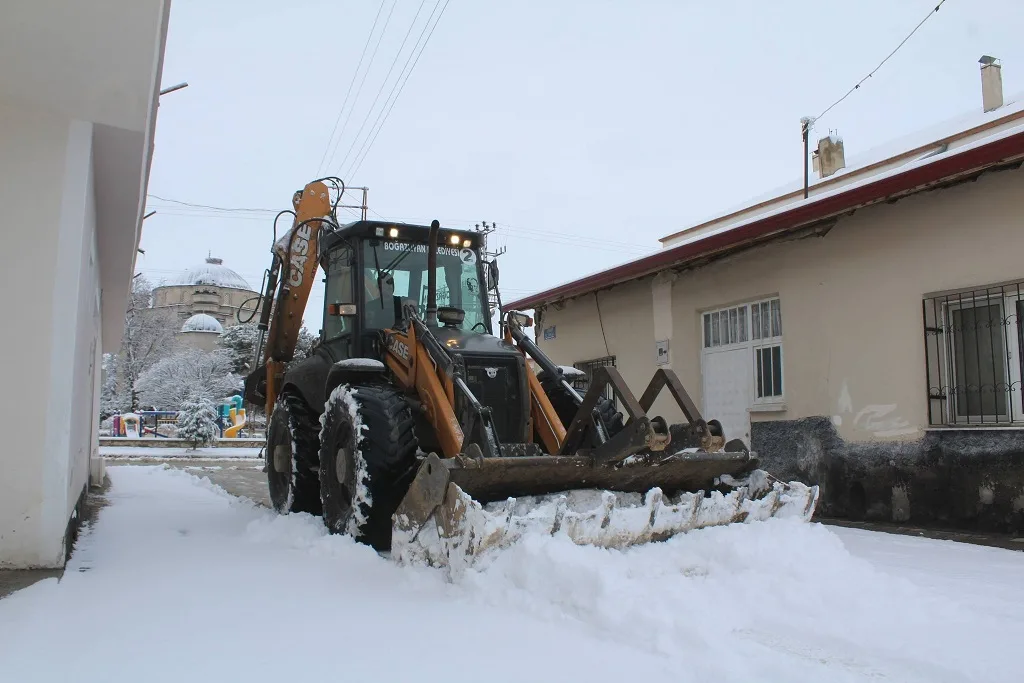Belediye Başkanı Gökhan Coşar, tüm ekip ve ekipmanlarla sahada olduklarını
