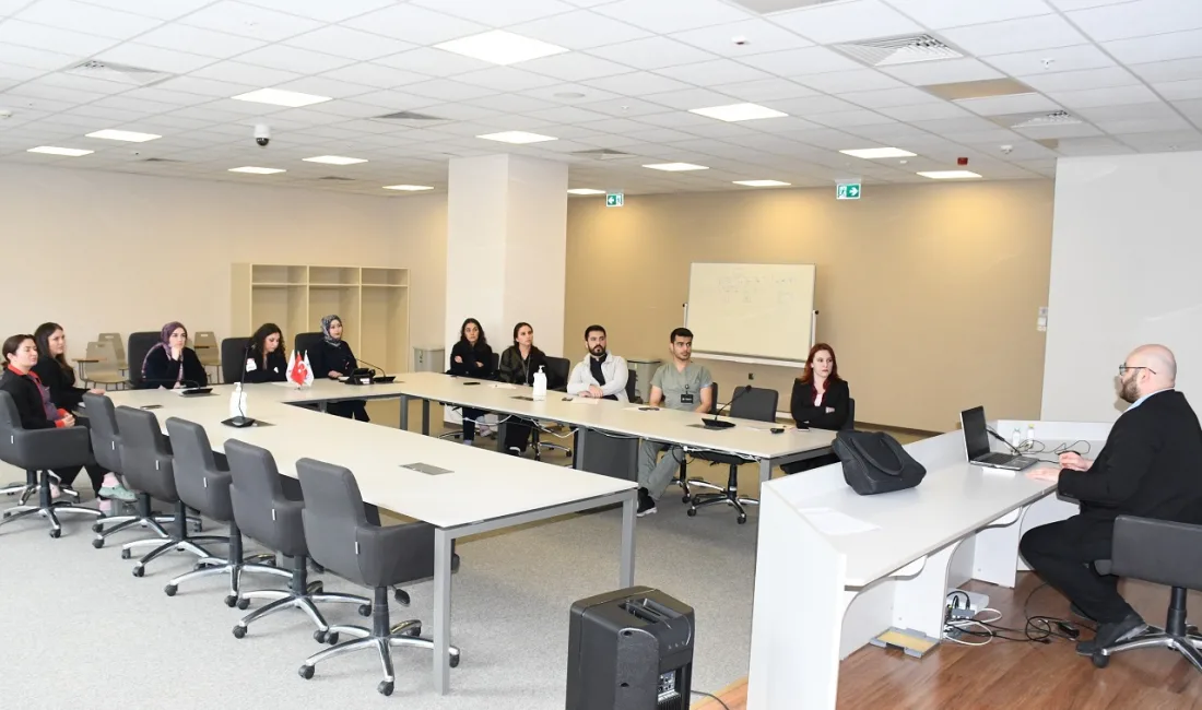 Yozgat Şehir Hastanesi’nde acil serviste görev yapan sağlık personeline, doğru