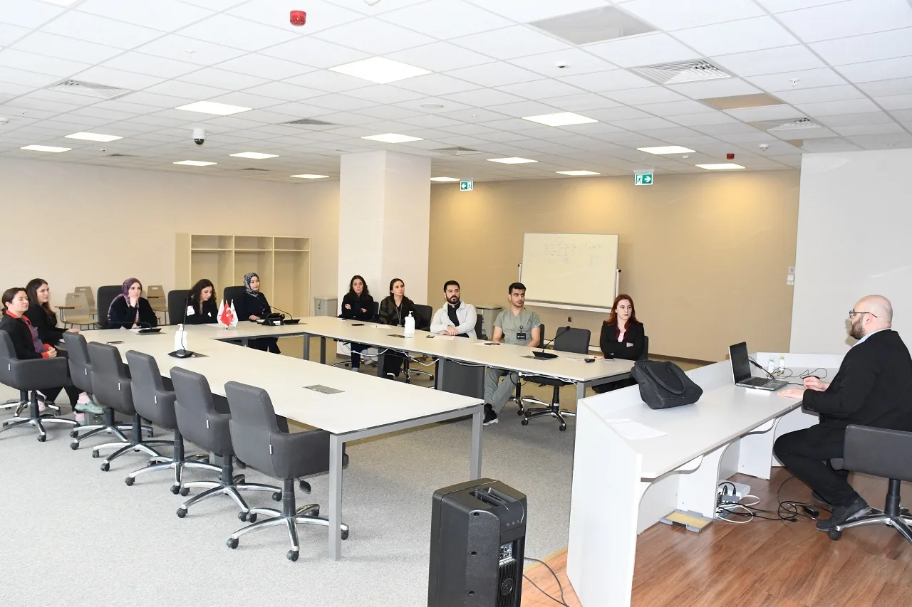 Yozgat Şehir Hastanesi’nde acil serviste görev yapan sağlık personeline, doğru