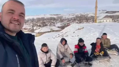 Yenipazar Kasabası Belediye Başkanı Mustafa Özer, gençlerle birlikte kızak kayma