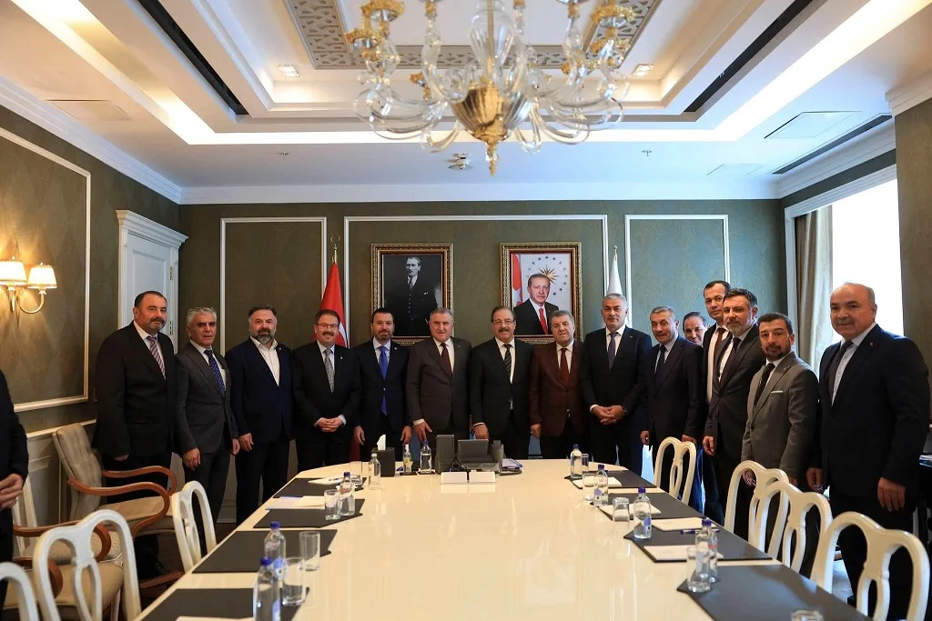 Ovakent Belediye Başkanı Tuncay Erdoğan ve beraberindeki heyet, Gençlik ve