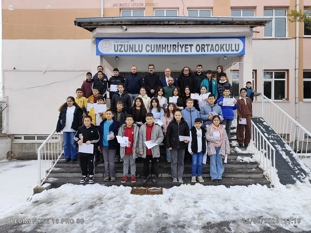 Uzunlu Belediye Başkanı Mustafa Uçar, karne sevinci yaşayan öğrencileri ziyaret