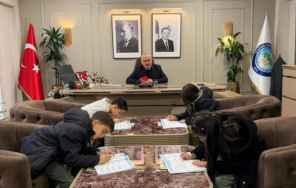 Gökhan Coşar, ilkokul öğrencileriyle bir araya gelerek yerel yönetimlerin görevlerini