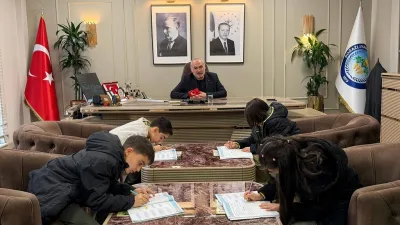 Gökhan Coşar, ilkokul öğrencileriyle bir araya gelerek yerel yönetimlerin görevlerini