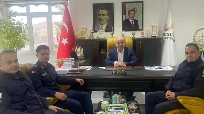 Uzunlu Kasabası Belediye Başkanı Mustafa Uçar, ilçe jandarma komutanlarını belediyede