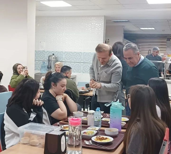 Boğazlıyan Kaymakamı Aydın Yanık, öğrencilerle aynı sofrada iftar yaparak talep