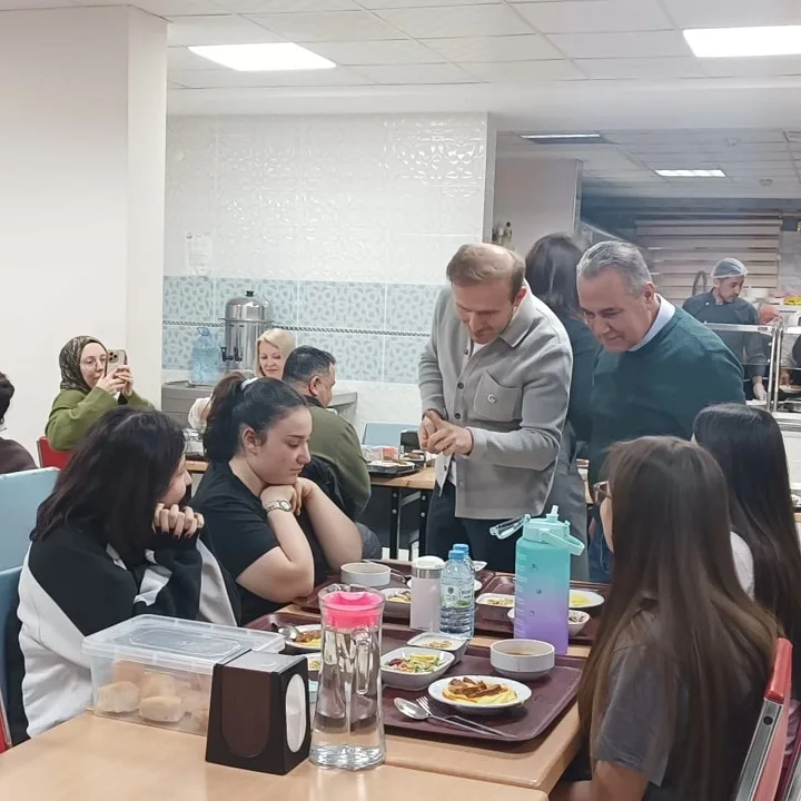 Boğazlıyan Kaymakamı Aydın Yanık, öğrencilerle aynı sofrada iftar yaparak talep
