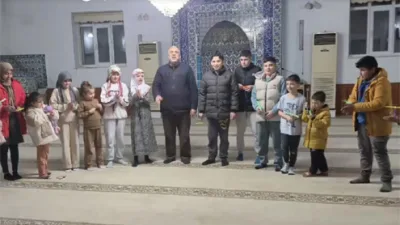 Boğazlıyan Ofis Camii’nde teravih namazı çıkışında çocuklara verilen hediyelerle cami