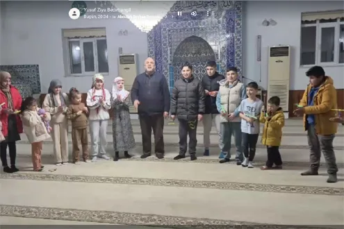 Boğazlıyan Ofis Camii’nde teravih namazı çıkışında çocuklara verilen hediyelerle cami