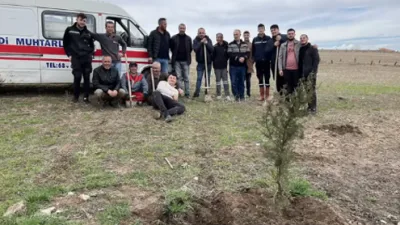 Ahmet Şahiner öncülüğünde mezarlıkta başlatılan ağaçlandırma çalışması köyde takdir topladı.
