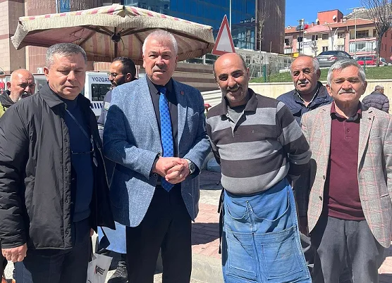 CHP Yozgat İl Başkanı Abdullah Yaşar, Salı pazarında esnaf ve