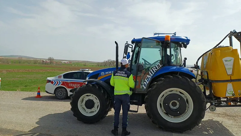 Boğazlıyan’da trafik jandarması ekipleri, tarım araçlarına yönelik denetim ve bilgilendirme