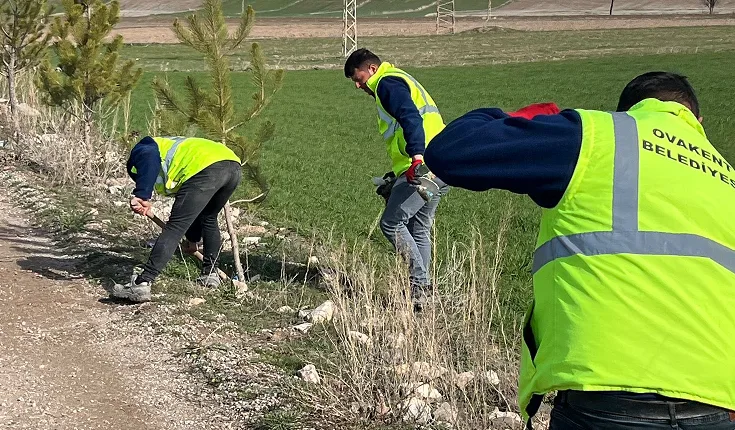 Ovakent Belediyesi ekipleri kasaba genelinde temizlik, ağaç budama ve ot