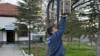 Boğazlıyan Yapalak Köyü camisinin uzun zamandır bakım isteyen ışıklandırmaları, hayırseverlerin