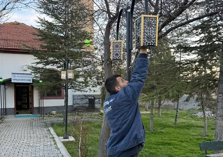 Boğazlıyan Yapalak Köyü camisinin uzun zamandır bakım isteyen ışıklandırmaları, hayırseverlerin