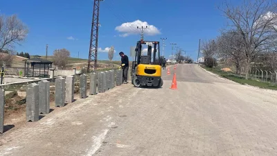 Yenipazar Belediye Başkanı Mustafa Özer, belde girişinde kaldırım ve aydınlatma