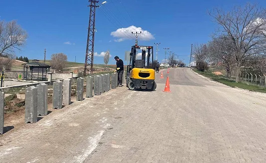 Yenipazar Belediye Başkanı Mustafa Özer, belde girişinde kaldırım ve aydınlatma