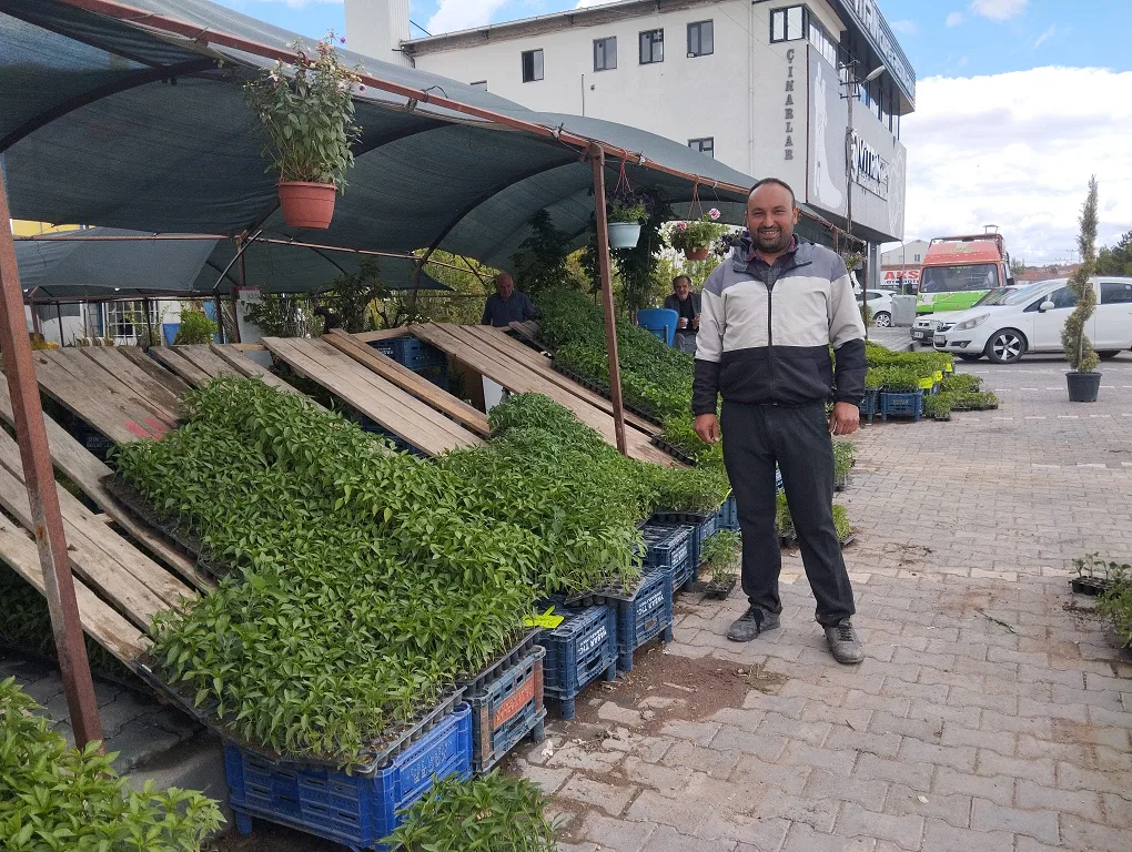 Onur Köylüoğlu öncülüğünde hizmet veren Köylüoğlu Çiçek ve Fidancılık, bahar