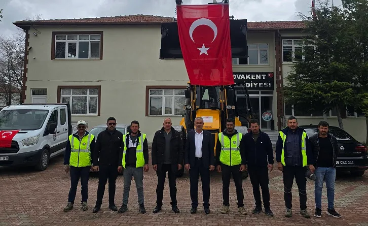 Ovakent Belediyesi, hizmet kapasitesini artırmak amacıyla araç filosuna kazıyıcı yükleyici