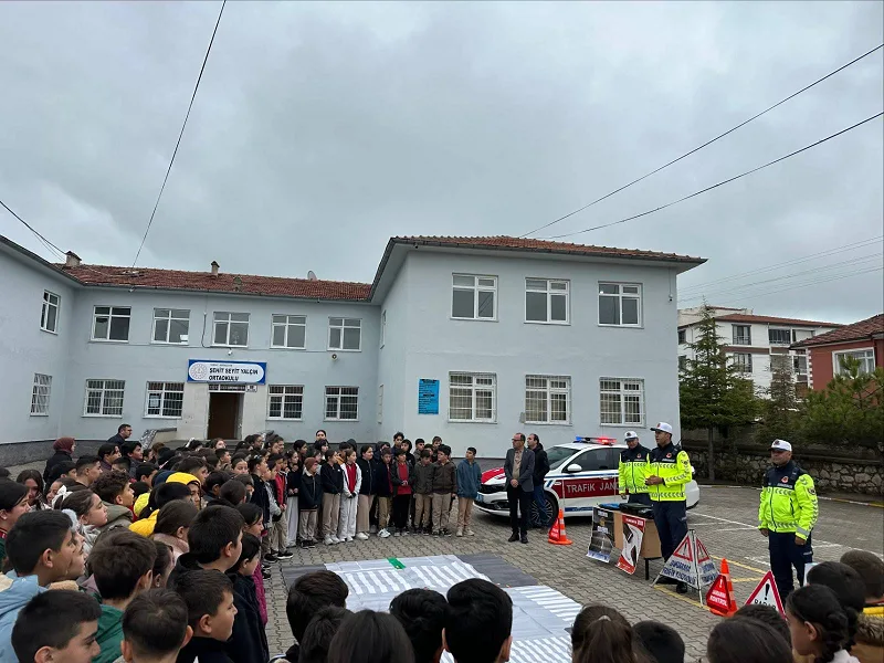 Yozgat İl Jandarma Komutanlığı ekipleri, Trafik Haftası kapsamında öğrencilere yönelik