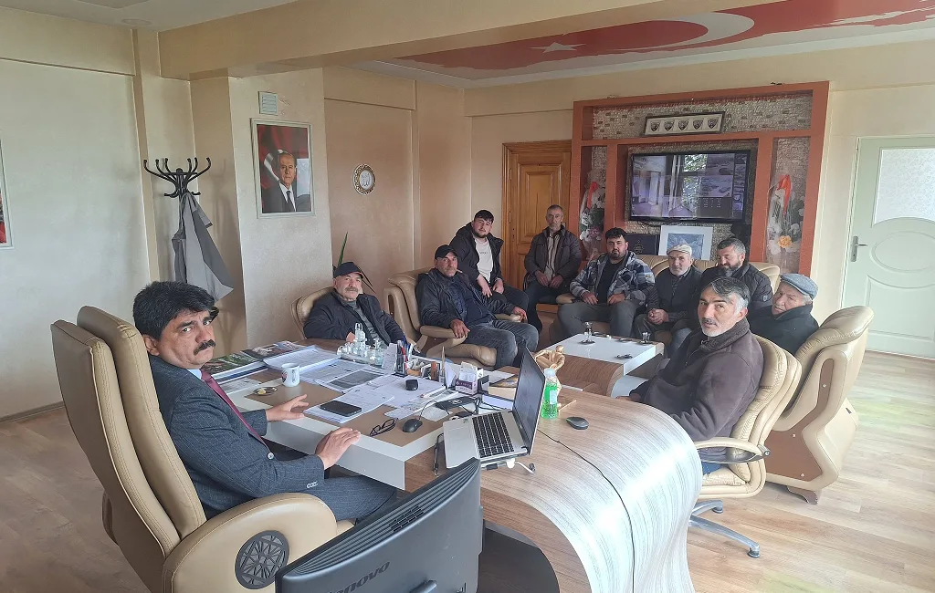 Sırçalı Belediye Başkanı Mustafa Parlak, besicilerle yapılan toplantıda çevre sağlığı
